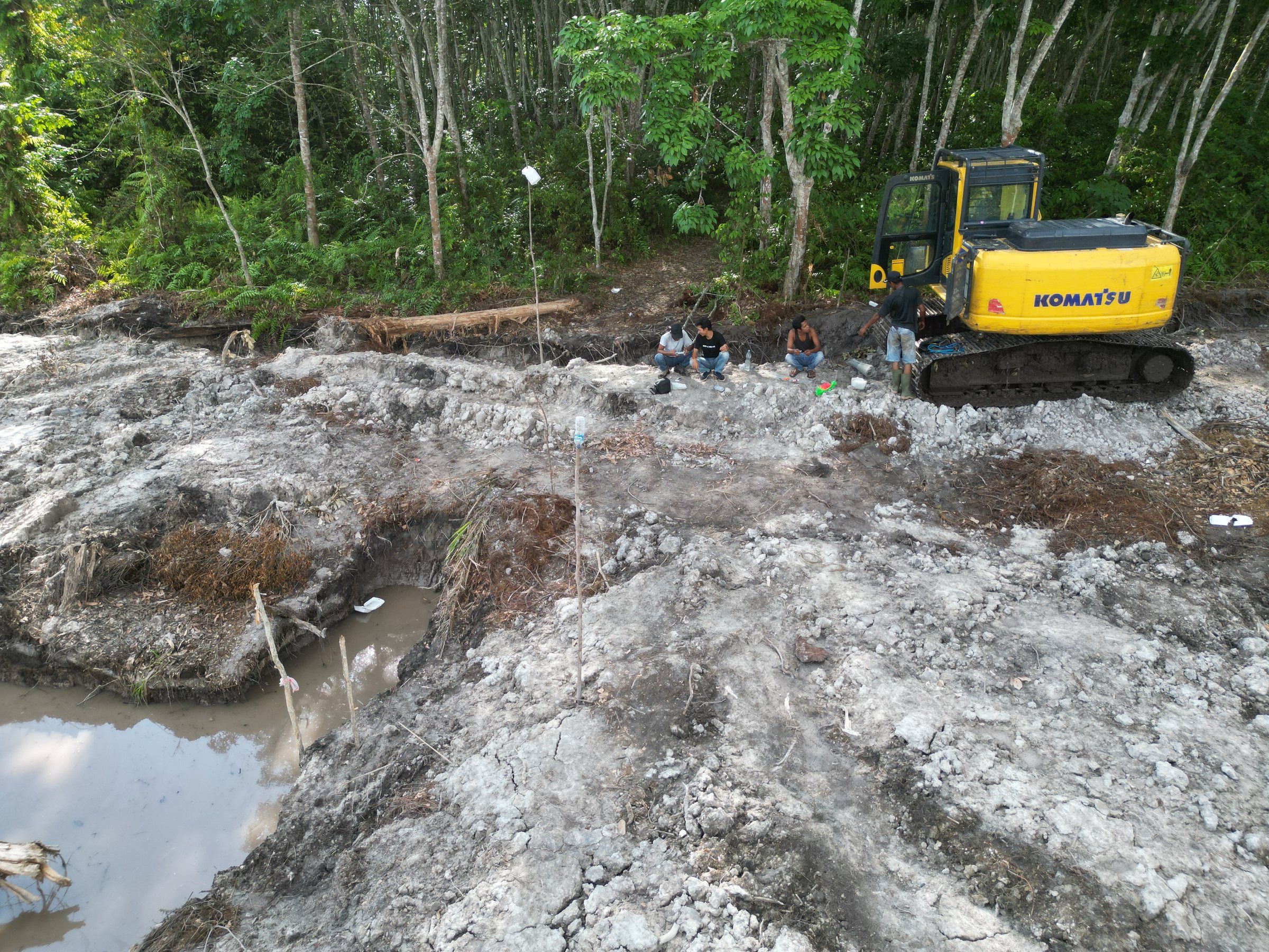 Excavator Komatsu di atas lahan yang sudah diratakan di Tungkal Ilir, Banyuasin